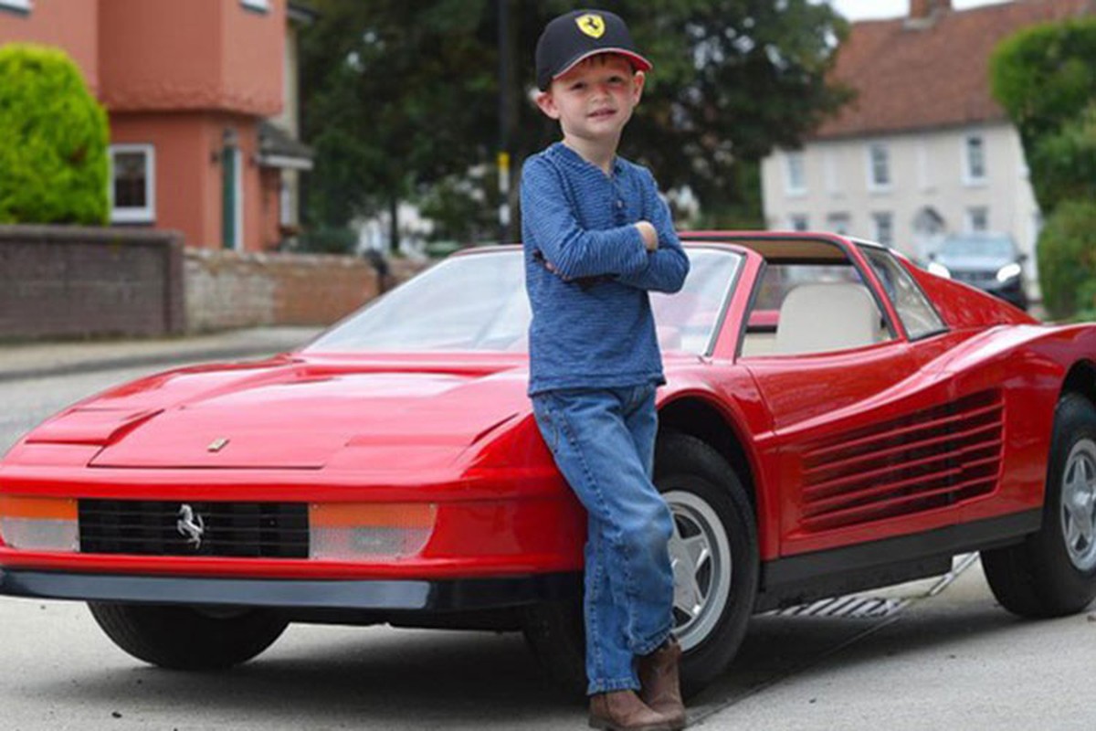 Oto do choi Ferrari Testarossa &quot;thet gia&quot; 2,2 ty dong